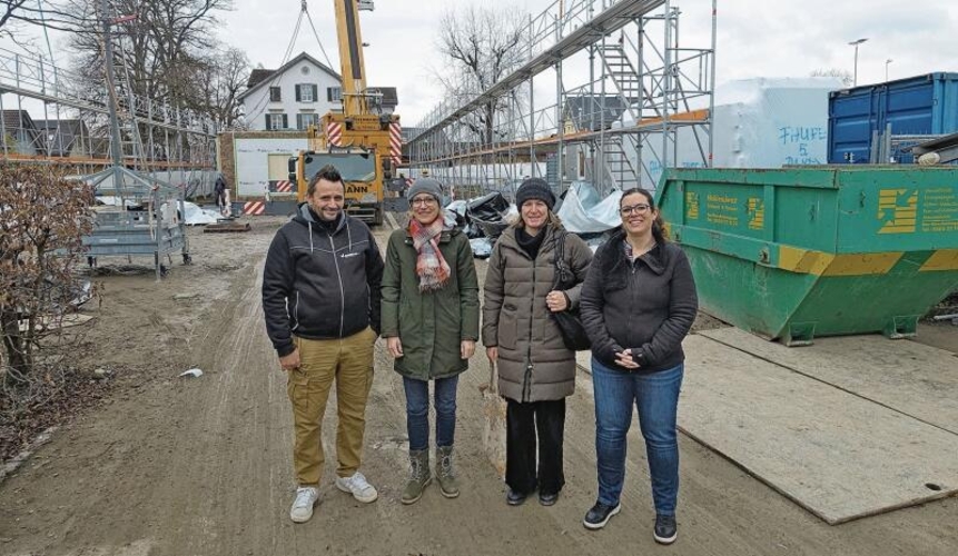 Sie freuen sich, dass es vorwärtsgeht (von links): Bruno Haldemann (Projektleiter), Gioia Schwarzenbach (Präsidentin Primarschulpflege Ottenbach), Jeanette Vernale (Projektleiterin) und Vanessa Ringger (Schulleiterin). (Bild Marcus Weiss)