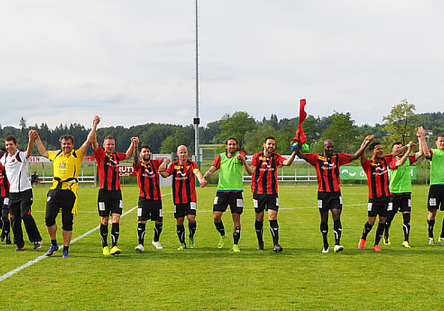 Der FC Wettswil-Bonstetten bedankt sich auf dem heimischen Moos beim Publikum für dessen tolle Unterstützung während der gesamten Saison. (Bild Kaspar Köchli)