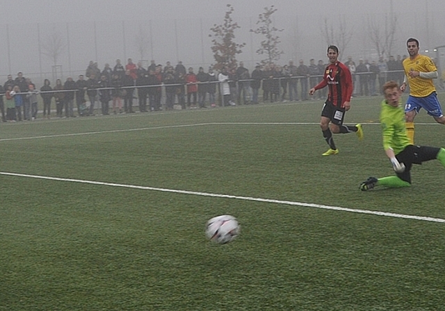 Henry Acosta (rechts) überwindet Balzers Thomas Hobi zum siegsichernden 2:0. (Bild Kaspar Köchli)