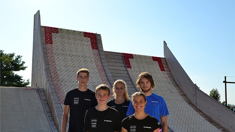 Die Skiakrobatik-Junioren-Nationalmannschaft auf der neuen Schanze im Jumpin. (Bild zvg.)