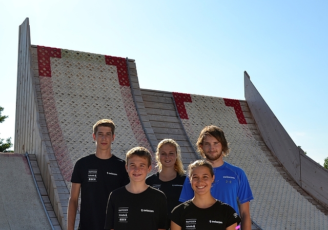 Die Skiakrobatik-Junioren-Nationalmannschaft auf der neuen Schanze im Jumpin. (Bild zvg.)