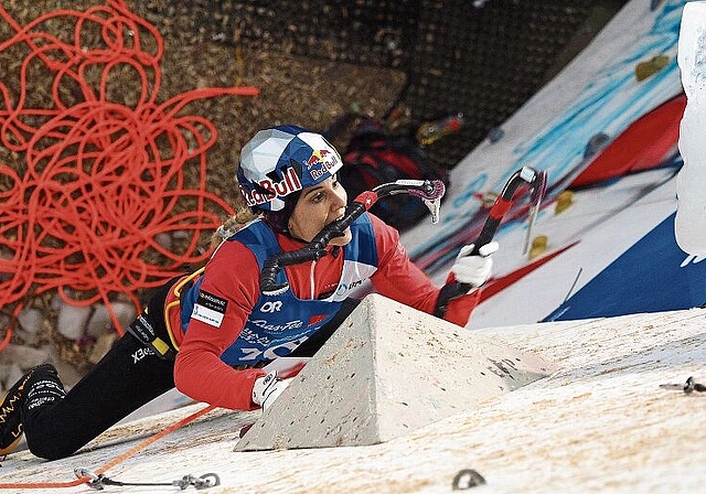 Als einzige Finalteilnehmerin konnte Petra Klingler die schwierige Lead-Route an den Eiskletter-Weltmeisterschaften in Saas-Fee bewältigen. Damit holte sich die Bonstetterin den Titel. (Bild Kasper Kellerhals)