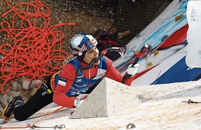 Als einzige Finalteilnehmerin konnte Petra Klingler die schwierige Lead-Route an den Eiskletter-Weltmeisterschaften in Saas-Fee bewältigen. Damit holte sich die Bonstetterin den Titel. (Bild Kasper Kellerhals)