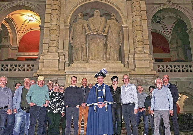 Die Gesellen des Hausemer Gesellschaftsguts mit ihrem Säckelmeister René Baumann in blauer Robe und Ständerat Peter Hegglin, 5. von rechts. (Bild Martin Platter)