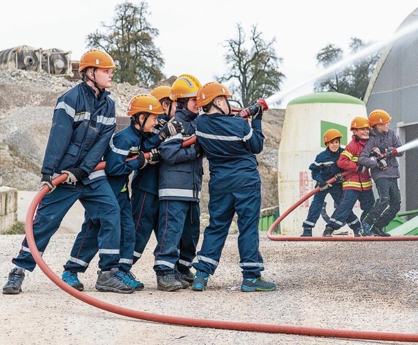 Feuer und Flamme für die Feuerwehr: Jugendliche beim «Löschen».
(Bilder Daniel Vaia)