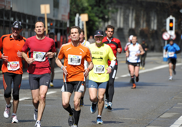 Der Hedinger Daniel Tobler (Startnummer 3723 im gelben Shirt) nimmt den letzten der 42 Kilometer in einer Vierergruppe in Angriff. (Bild Bernhard Schneider)