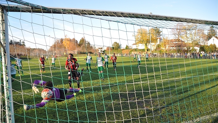 Yannick Wasers Kopfball landet am Pfosten, der goldrichtig stehende Bora Kalyon verwertet den Abpraller zum 1:1. (Bild Kaspar Köchli)