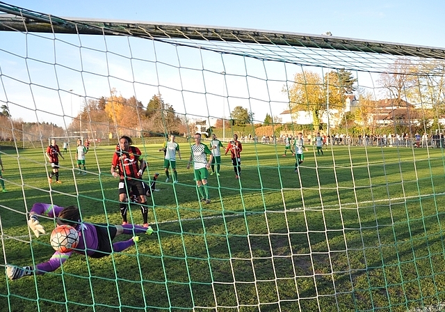 Yannick Wasers Kopfball landet am Pfosten, der goldrichtig stehende Bora Kalyon verwertet den Abpraller zum 1:1. (Bild Kaspar Köchli)