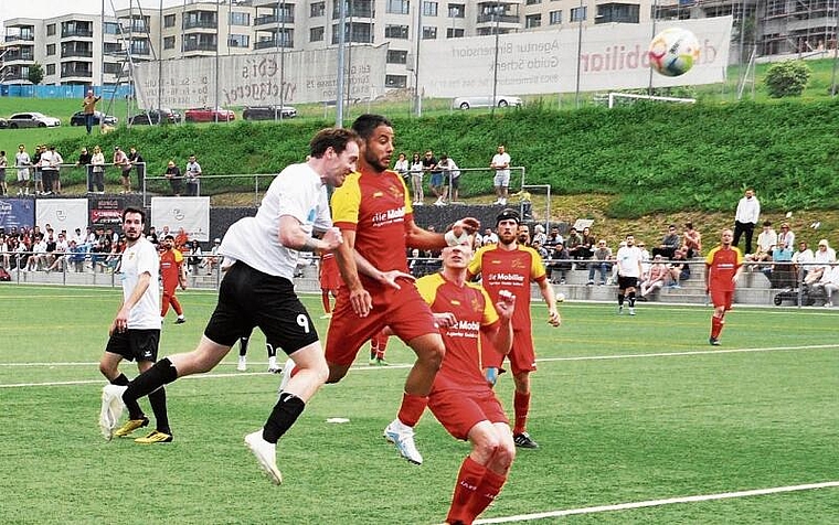 Der FC Wettswil-Bonstetten 3 (in Weiss) bezwang im Spitzenduell Uitikon und stieg in die 3. Liga auf. (Bild Kaspar Köchli)