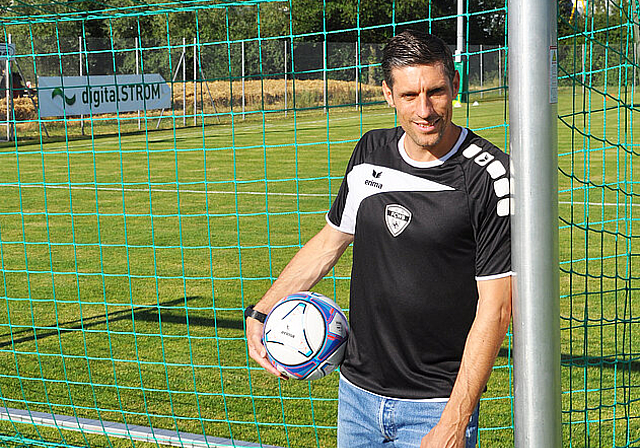 Der Ball ruht. WB-Trainer Jérôme Oswald bedauert, die guten Leistungen der Vorrunde nicht bestätigen zu können. (Bild Kaspar Köchli)