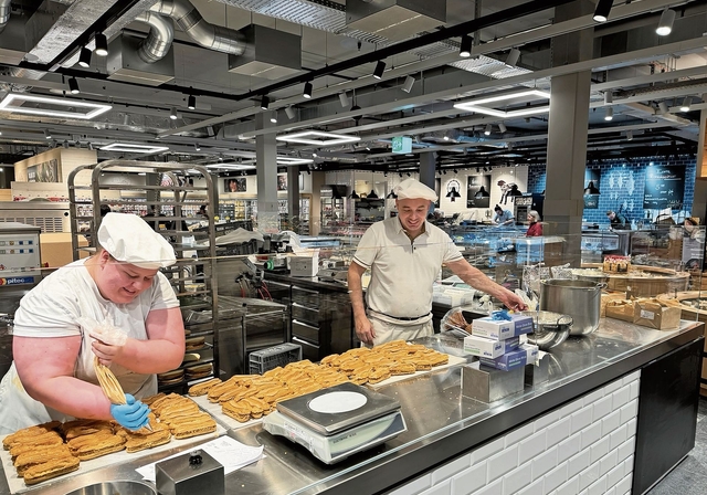 In der sogenannten Frische-Insel mitten im Supermarkt wird unter anderem Patisserie vor den Augen der Kundinnen und Kunden hergestellt.