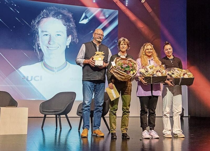 Erneut Säuliämter Sportlerin des Jahres: Flurina Rigling (grosses Bild im Hintergrund), die durch ihre Eltern vertreten wurde, mit den mitnominierten Jenny Dürst und Shana Huber (rechts).