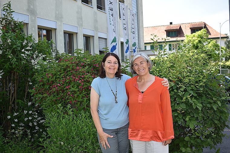 Die zurückgetretene Präsidentin Mechtild Willi Studer (links) und ihre Nachfolgerin Tessa Müller. (Bild Marianne Voss)