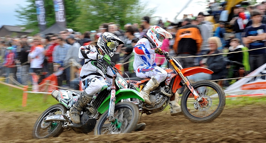 Vor dichtem Zuschauerspalier kämpft sich Phillippe Vollenweider (Nr. 10) am Motocross in Muri durchs Fahrerfeld. (Bilder Martin Platter)
