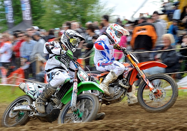 Vor dichtem Zuschauerspalier kämpft sich Phillippe Vollenweider (Nr. 10) am Motocross in Muri durchs Fahrerfeld. (Bilder Martin Platter)
