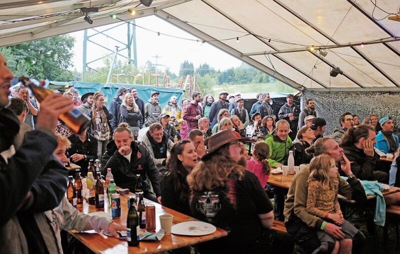 Beim Penaltyschiessen wurden die Gesichter auch am Zwilliker Kult-
Open-Air de Feschtiwal.ch länger und länger. (Bild Salomon Schneider)