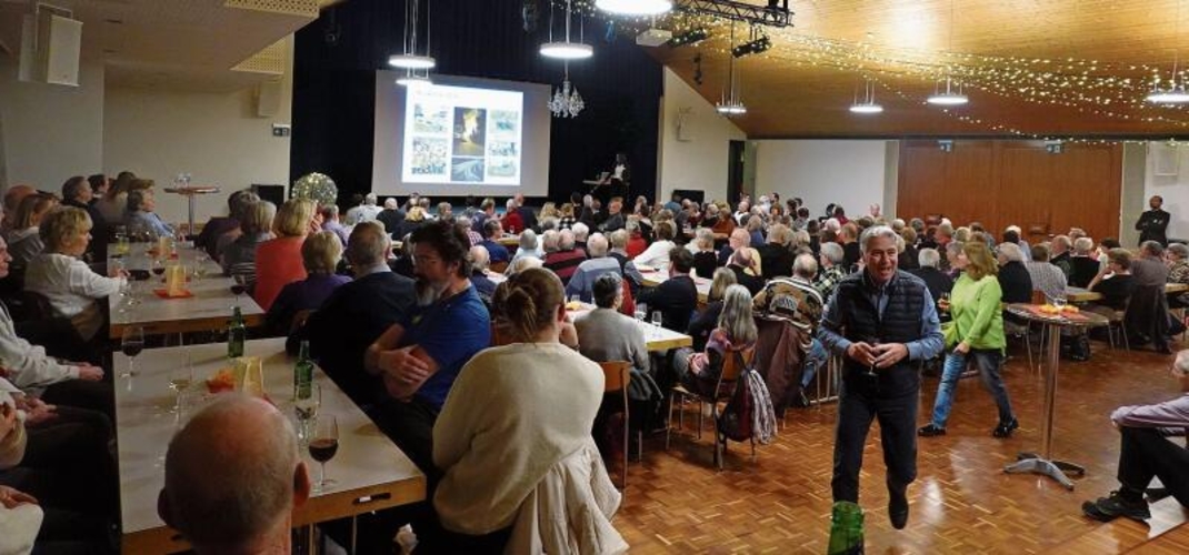 Die Stimmung war bestens im vollbesetzten Gemeindesaal in Bonstetten. (Bilder Florian Hofer)