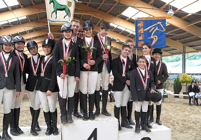 Schweizer Meister im Junioren-Vierkampf: Das Team Birkenhof Albis gewinnt in der Kategorie A vor dem Team Birkenhof Affoltern. (Bild fs.)