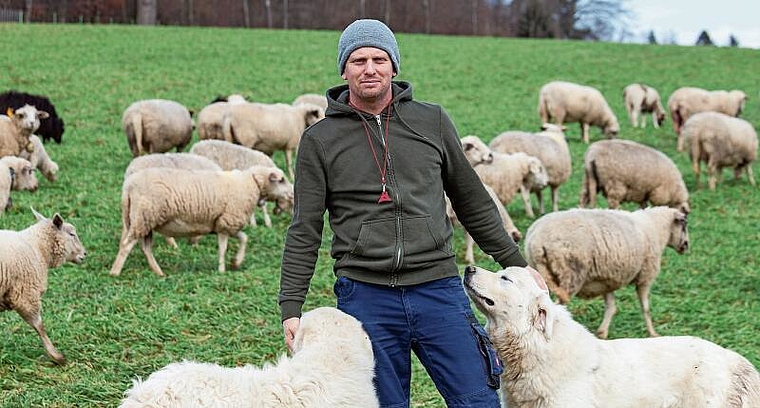 Schafzüchter Marcel Frei mit seinen beiden Herdenschutzhunden. (Bild Mathias Förster)