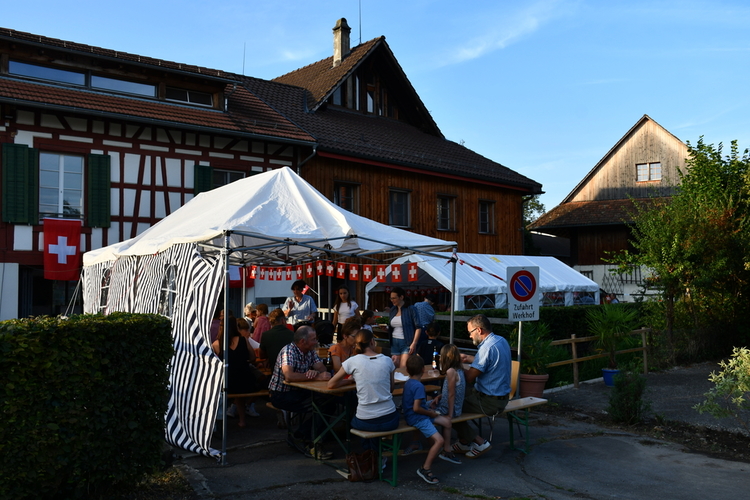 Gemütliche Stimmung an der Feier in Maschwanden. (Bild Dominik Stierli)