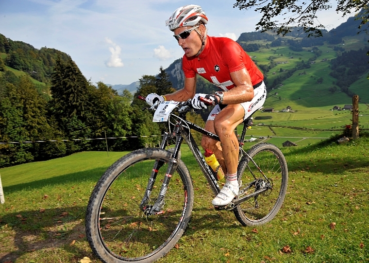 Auf der WM-Strecke 2012 im französichen Ornans liess sich Urs Huber die Butter nicht mehr vom Brot nehmen: Erster Sieg im roten Trikot des Bikemarathon-Schweizer-Meisters. (Bild Martin Platter)
