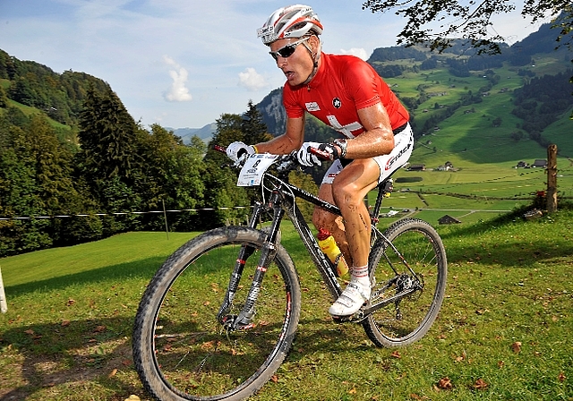 Auf der WM-Strecke 2012 im französichen Ornans liess sich Urs Huber die Butter nicht mehr vom Brot nehmen: Erster Sieg im roten Trikot des Bikemarathon-Schweizer-Meisters. (Bild Martin Platter)
