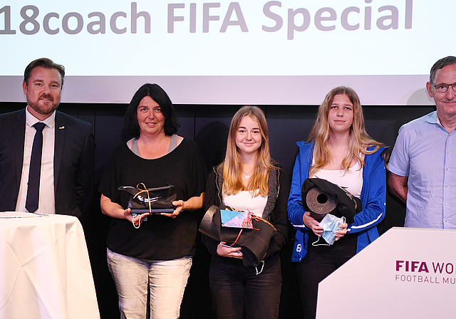 Andreas Alf (FIFA Museum, Moderator), Gordana Marini (J+S-Coach FC Hausen und 1418coach Gotti), Laura Marini (1418coach), Emily Huber (1418coach) und Regierungsrat Mario Fehr. (v.l.n.r.) (Bild Sicherheitsdirektion)