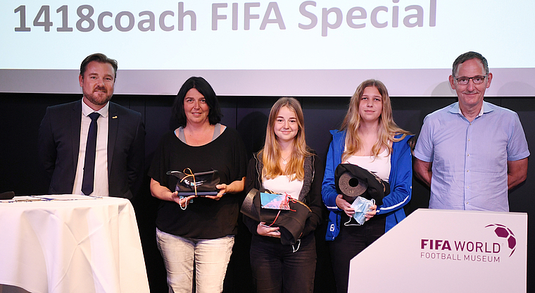 Andreas Alf (FIFA Museum, Moderator), Gordana Marini (J+S-Coach FC Hausen und 1418coach Gotti), Laura Marini (1418coach), Emily Huber (1418coach) und Regierungsrat Mario Fehr. (v.l.n.r.) (Bild Sicherheitsdirektion)