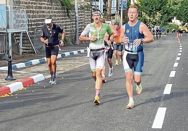 Urs Müller konnte seine Spitzenposition, die er auf dem Rad herausgefahren hat, in einem spannenden Kampf auf dem Marathon verteidigen. (Bild Kurt Müller)