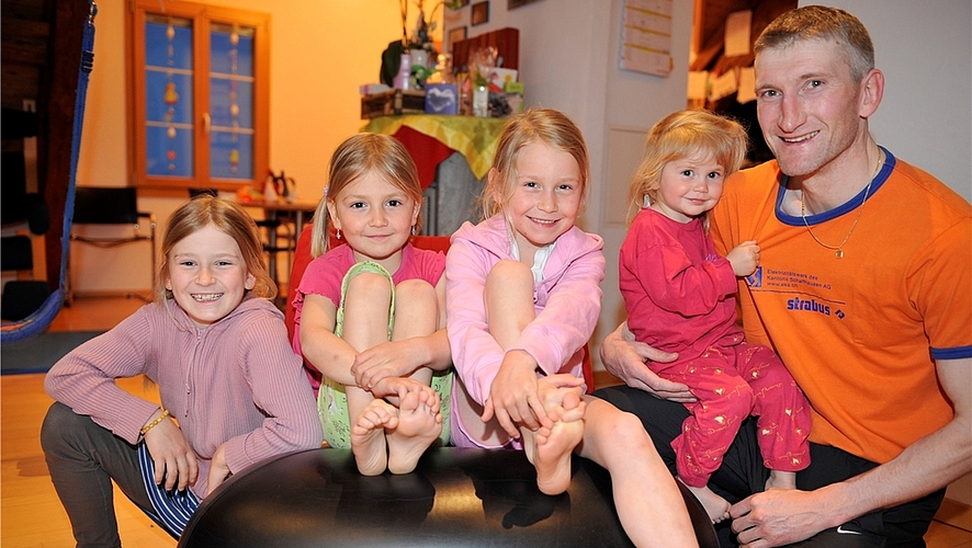 Die vier Töchter fordern ihren Papa manchmal mehr wie jedes Bikerennen. Von links: Jacqueline (11), Deborah (7), Saskia (9) und Fiona (4). (Bilder Martin Platter)
