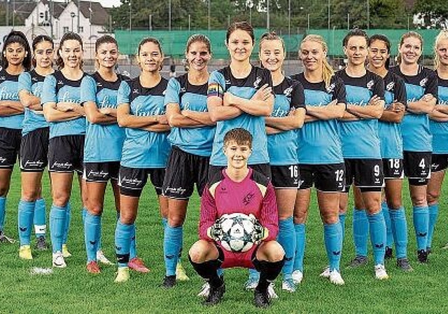 Das Team (von links): Albert «Albi» Ott, Lorena Ponte, Gabriele Schürch, Natasha Damotharam, Ylenia Stöckle, Anna Arnold, Julia Hagenbuch, Cyra Herzig, Melani Herzog, Simona Püntener, Aischa Kohler (vorne mit Ball), Jacqueline Wanner, Céline Sc