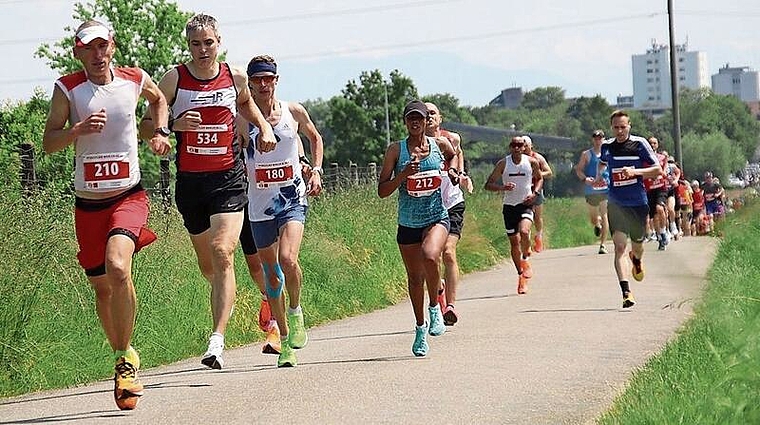 Adrian Brennwald (links) läuft der Konkurrenz bereits wieder davon – hier am Pfingstlauf, Wohlen. (Bild zvg.)