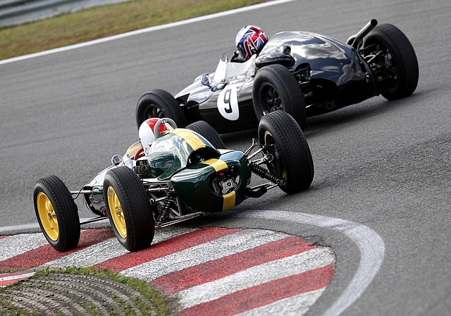 Peter Studer mit seinem Lotus 24 (links) in Zandvoort auf Überholspur. (Bilder zvg.)Peter Studer fährt seit 1986 historische Autorennen.