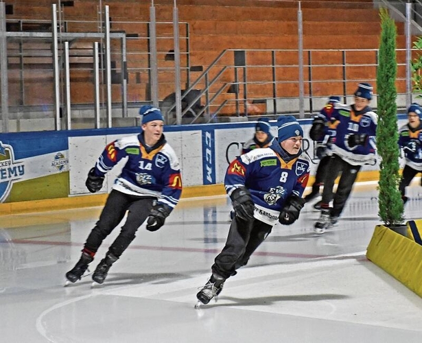 Die beiden Säuliämtler Hockeytalente drehen ihre Runden für die Nachwuchsförderung: Nr. 14 Josh Huber aus Knonau und Nr. 8 Silas Besmer aus Obfelden.