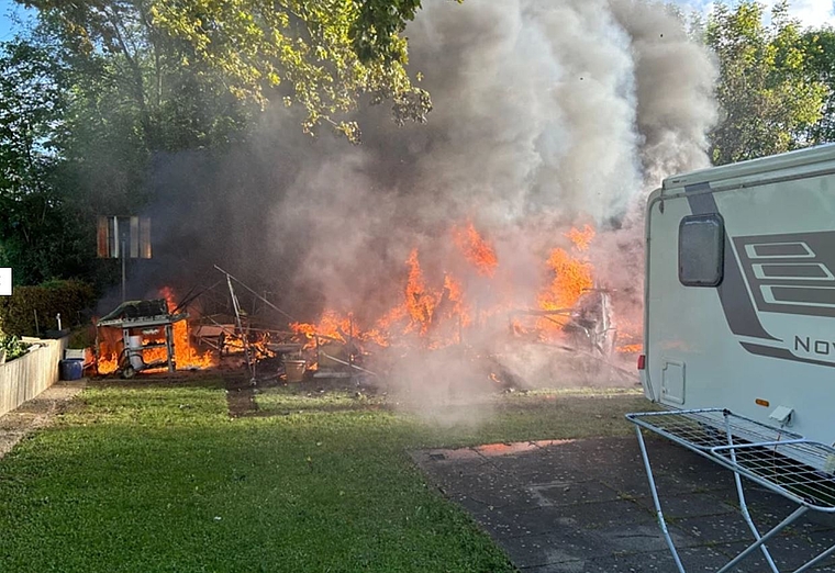 Viel zu retten gab es für die Einsatzkräfte nicht: Zwei Wohnwagen brannten komplett aus. (Bild Stützpunktfeuerwehr Affoltern)