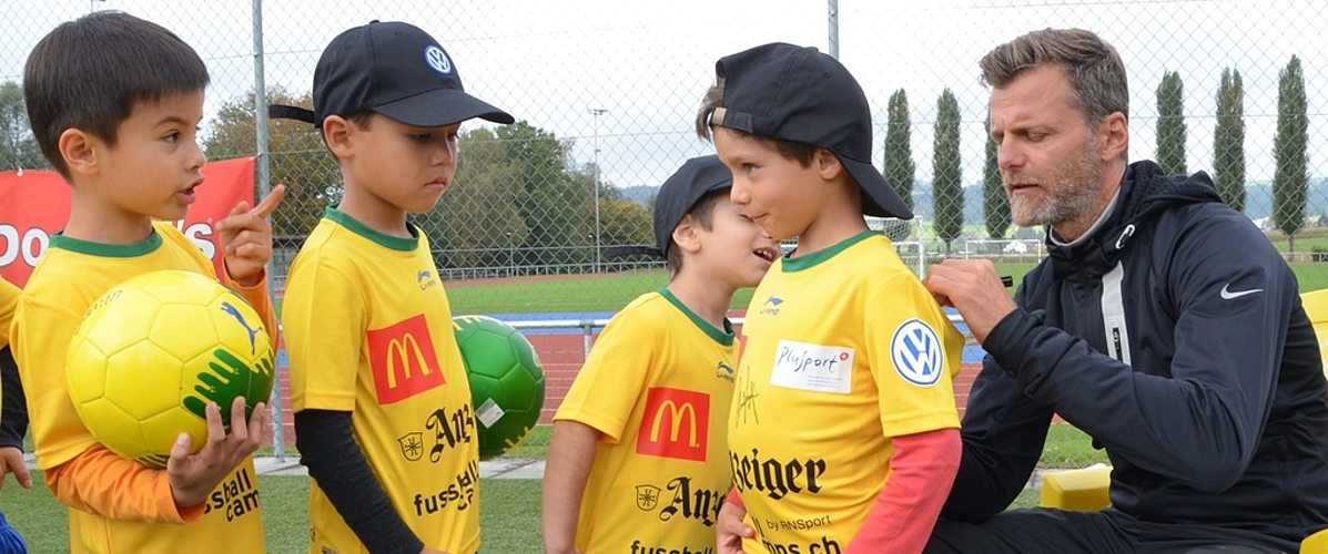 Autogramme von Alain Sutter waren heiss begehrt – viele Kinder liessen sich gleich mehrere Kleidungsstücke verzieren. (Bilder Salomon Schneider)Während die einen noch Kraftübungen ausführten......durften andere bereits Schusstechniken trainieren.