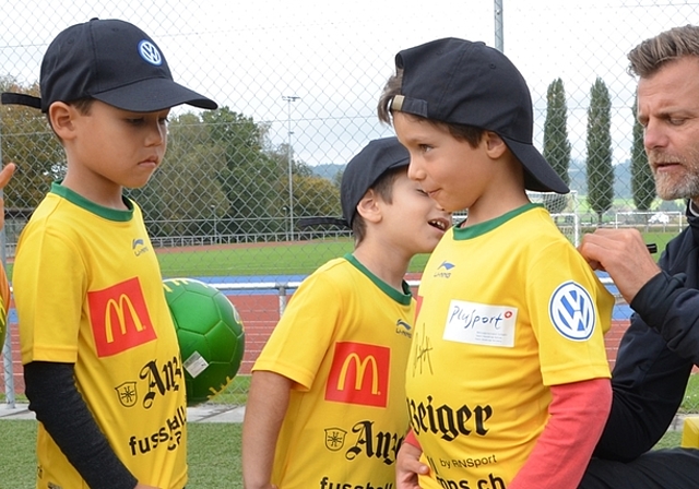 Autogramme von Alain Sutter waren heiss begehrt – viele Kinder liessen sich gleich mehrere Kleidungsstücke verzieren. (Bilder Salomon Schneider)Während die einen noch Kraftübungen ausführten......durften andere bereits Schusstechniken trainiere