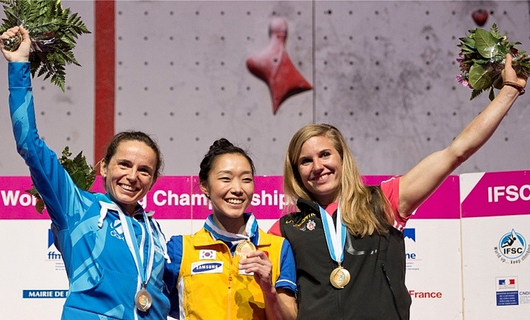 Petra Klingler (rechts) darf sich auf dem Podest feiern lassen. Neben ihr die Ausnahmeathletin Jain Kim aus Korea (Mitte) und die zweitplatzierte Französin Cécile Avezou. (Bild David Schweizer)