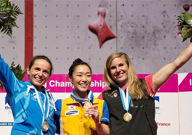 Petra Klingler (rechts) darf sich auf dem Podest feiern lassen. Neben ihr die Ausnahmeathletin Jain Kim aus Korea (Mitte) und die zweitplatzierte Französin Cécile Avezou. (Bild David Schweizer)