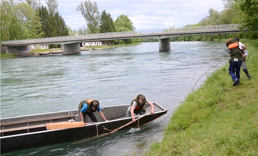 Bootsfährenbau verlangt viel Kraft: Erst muss das Stahlseil über den Fluss gezogen werden. (Bilder Martin Mullis)