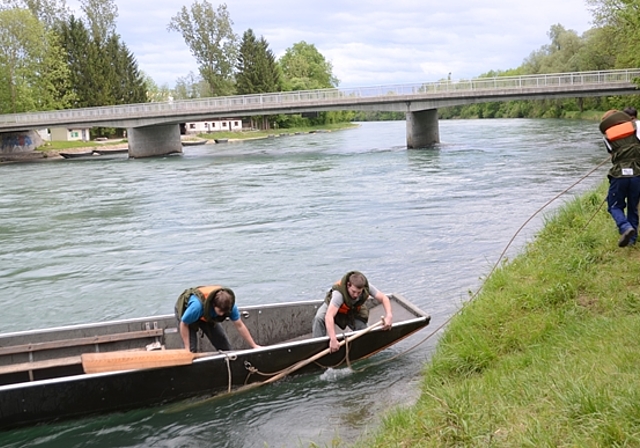 Bootsfährenbau verlangt viel Kraft: Erst muss das Stahlseil über den Fluss gezogen werden. (Bilder Martin Mullis)