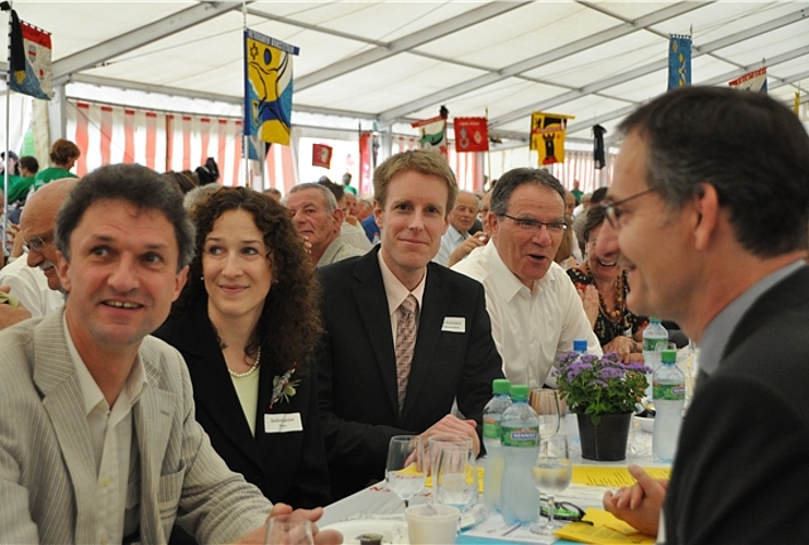 Beeindruckt von der Atmosphäre: Kantonsratspräsident Bernhard Egg, Pfarrerin Bettina Gerber, Gemeindepräsident Thomas Ammann (v.l.) und Mario Fehr (r.).
