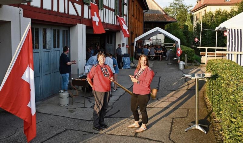 Therese Salzmann und Regula Duss spielten Alphorn. (Bild Dominik Stierli)