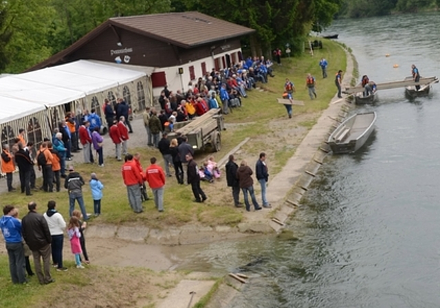 Der Bau einer Übersetz-Fähre aus früheren Zeiten: Die Nostalgie-Vorführungen fanden viel Beachtung. (Bilder Martin Mullis)
