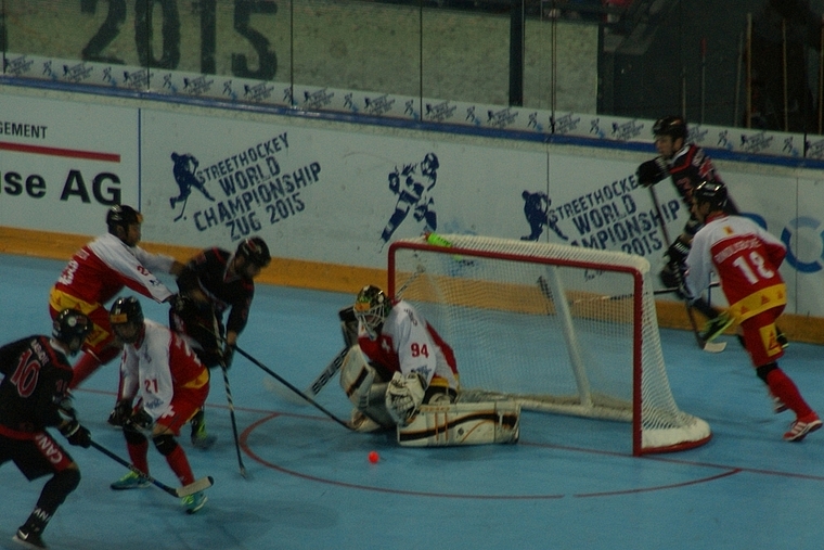 Viel Verkehr vor dem Schweizer Tor im Spiel gegen Kanada. Mittendrin: Goalie Jérôme Weber aus Wettswil. (Bild Thomas Stöckli)