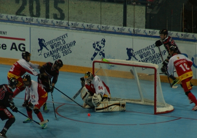 Viel Verkehr vor dem Schweizer Tor im Spiel gegen Kanada. Mittendrin: Goalie Jérôme Weber aus Wettswil. (Bild Thomas Stöckli)