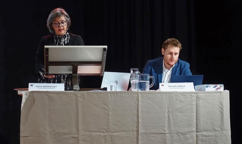 Gemeindepräsidentin Katrin Röthlisberger und Gemeindeschreiber Dominik Pfefferli bei der Gemeindeversammlung 
von politischer Gemeinde und Primarschulgemeinde Wettswil im Saal des Schulhauses Aegerten. (Bilder Marcus Weiss)