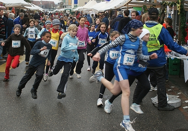 Enge Kurven mitten im Markttreiben am Chlauslauf. (Bild Heinz Richner)