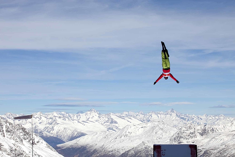 Die Mettmenstetter Skiakrobaten (im Bild Christopher Lambert vor Jahresfrist in Saas Fee) wollen auch dieses Jahr wieder hoch hinaus. (Bild Swiss-Ski)