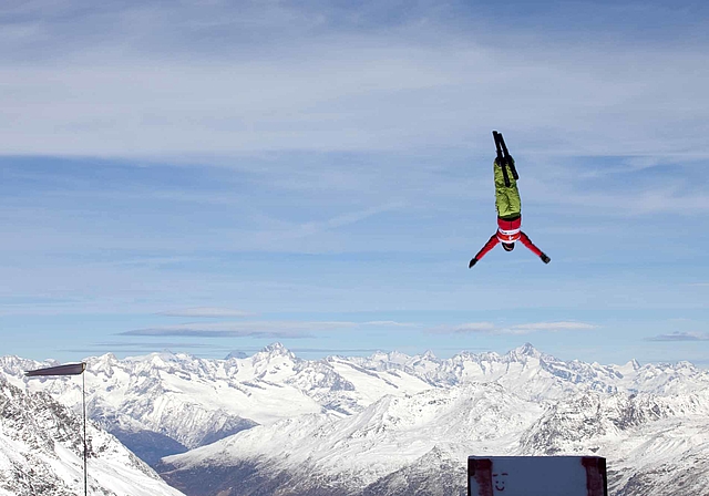 Die Mettmenstetter Skiakrobaten (im Bild Christopher Lambert vor Jahresfrist in Saas Fee) wollen auch dieses Jahr wieder hoch hinaus. (Bild Swiss-Ski)